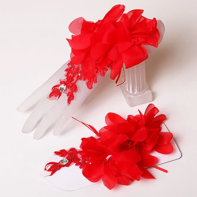 Недорогой Свадебный короткие перчатки цвета слоновой кости красный цветок Свадебные Прихватки для мангала невесты бисером кристалл