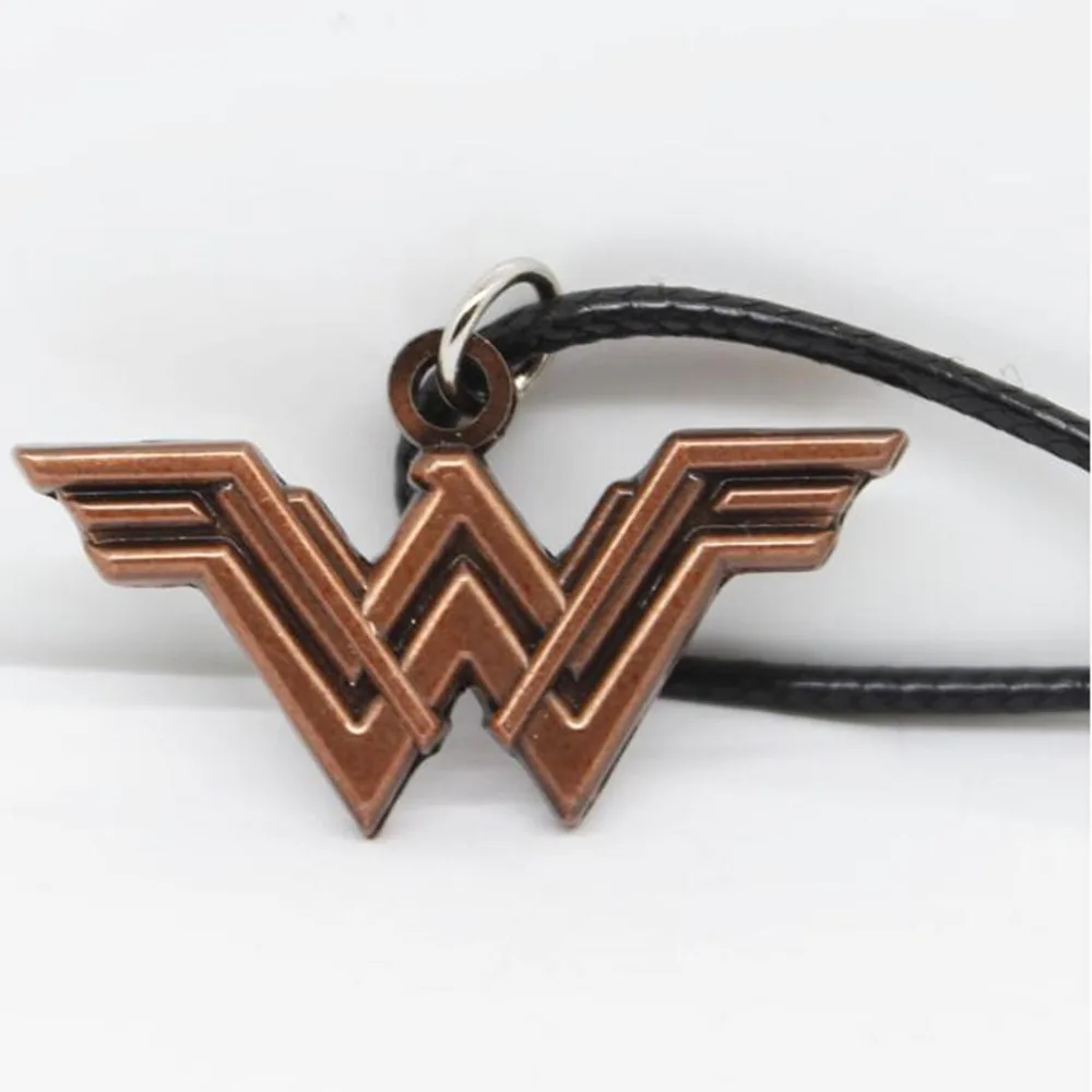 Mulher maravilha colar Arma modelo de Alta qualidade Da Liga do Zinco Da Liga Da Justiça 3 estilo colar de Pingente de Presente DOS DESENHOS ANIMADOS brinquedos de coleta