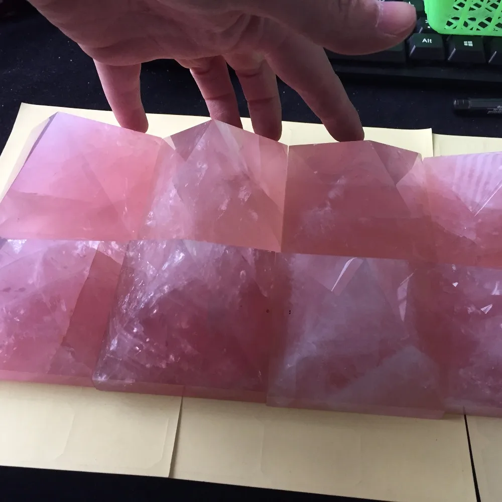Dohaibogoo (70*70*50 мм) натуральный розовый пирамида из кварца полированный Исцеление