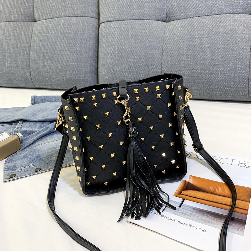 

2019 new Women Bags Luxury Handbags Women Messenger Bags Cover Rivet Bag Girls Fashion Shoulder Bag Ladies PU Leather Handbags