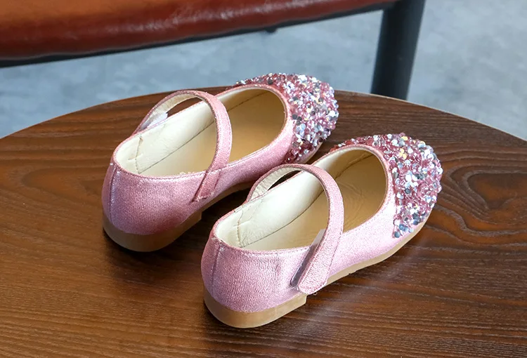 Осенняя новая обувь для девочек на плоской подошве, со стразами, юбка-пачка принцессы на открытом воздухе для детей свадебные туфли мягкие лоферы из искусственной кожи от 1 до 8 лет