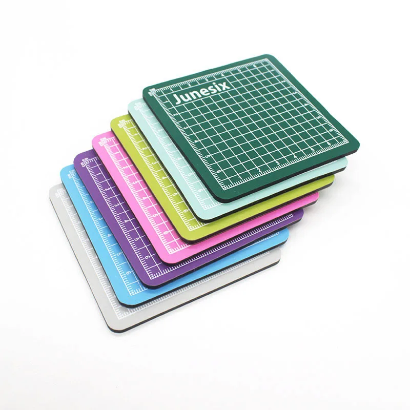 

1pcs 8X8cm mini cutting mat PVC quality good self-healing portable DIY scraper sewing cloth sewing machine tools