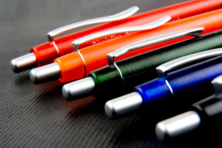 Рисунок 4 - включает шариковую ручку с логотипом