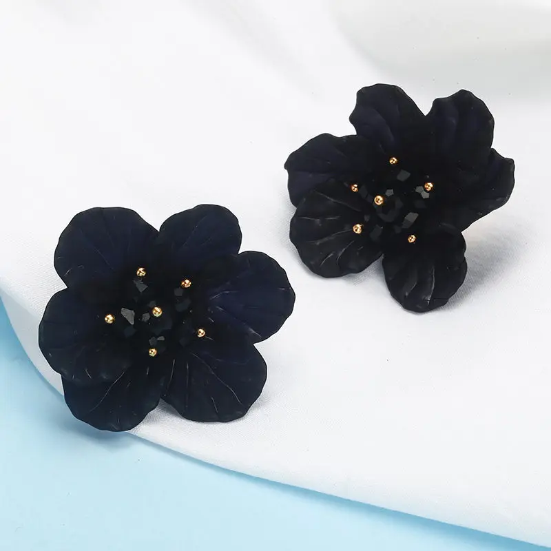 Новинка, женские маленькие серьги с цветами из смолы, модные серьги с черными и синими цветами, подарочный набор украшений для ушей