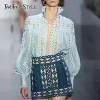 TWOTWINSTYLE Sexy Sicken Patchwork Frauen Bluse Stehkragen Laterne Hülse Aushöhlen Hemd Weibliche Mode Sommer 2019 Neue
