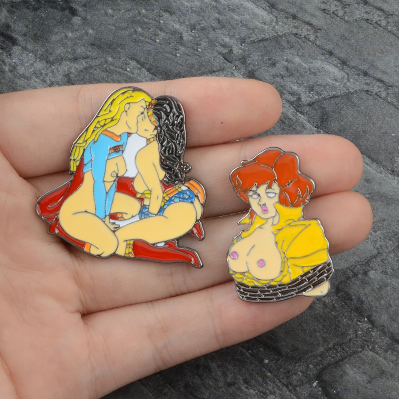

Kissing Heroine Enamel Brooches Feminist Pins Denim clothes bag buckle Button Badge Cool Cartoon Feminism Jewelry Gift for Girls