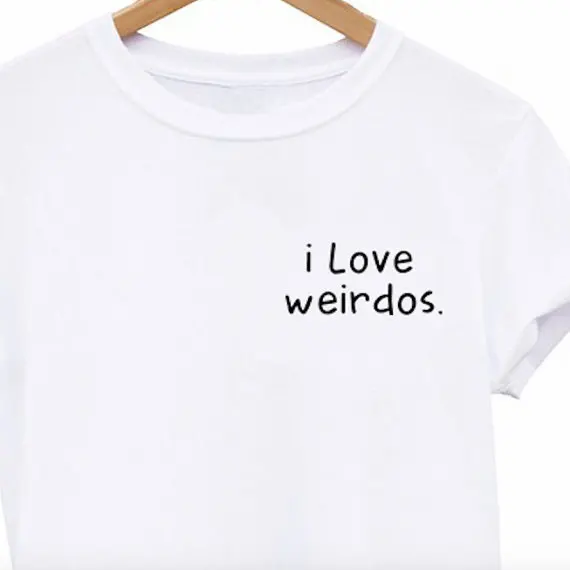 Женская футболка с надписью I Love Weirdos | одежда