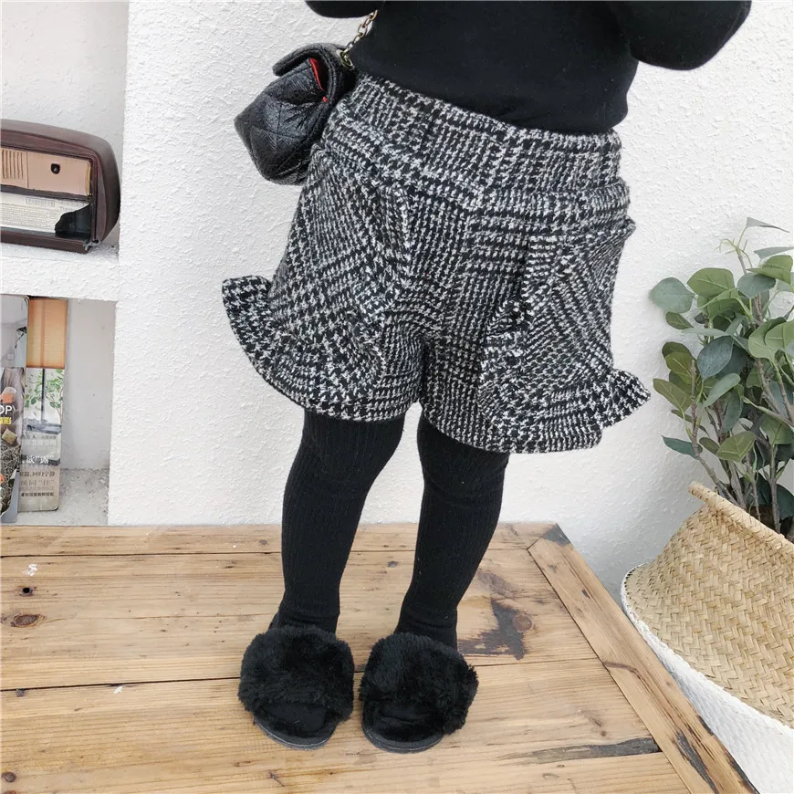 

2018 autumn and winter new children's clothing Korean version of the girl houndstooth plus velvet shorts