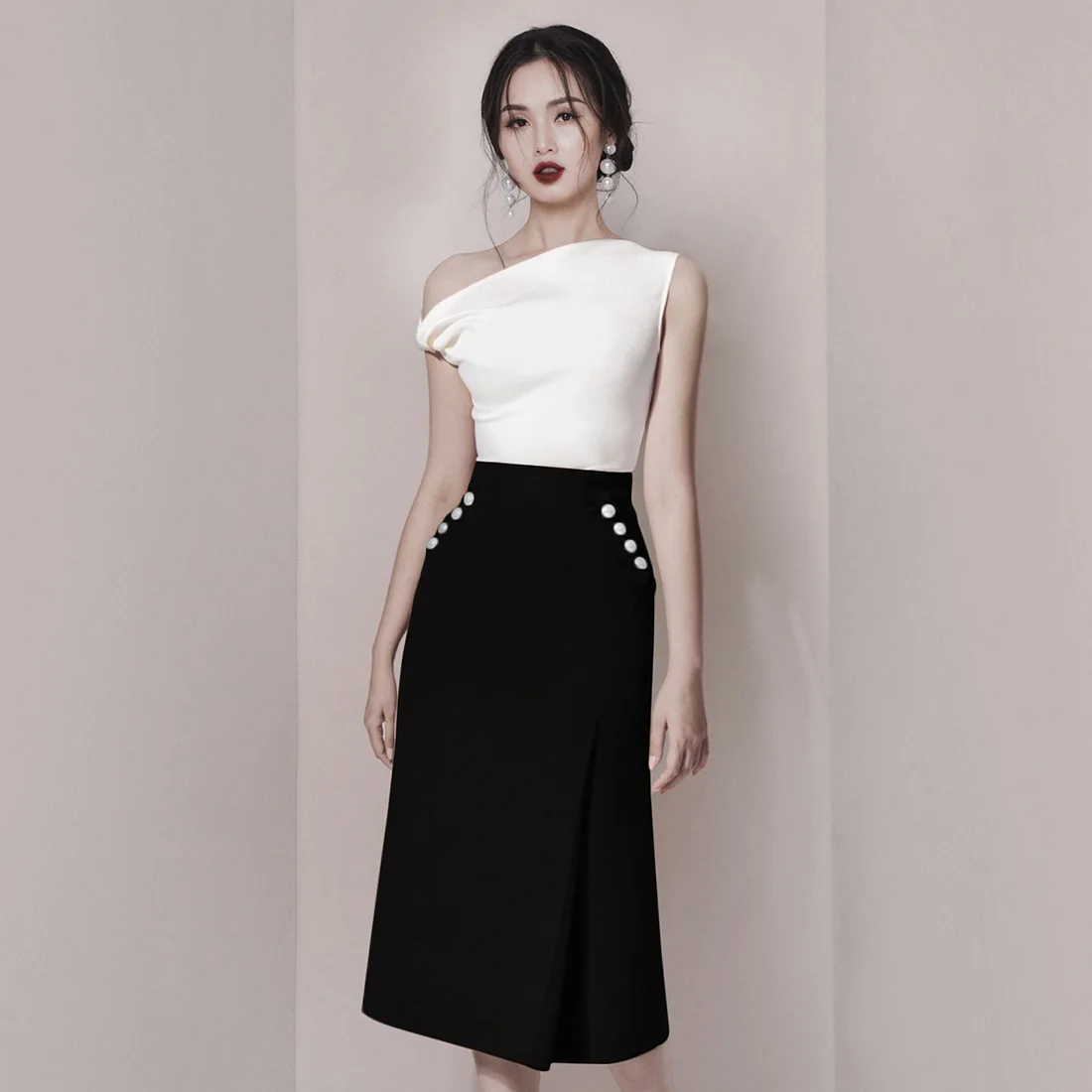 

New Fashion Women Dresses In Spring and Summer of 2019 Slash Neck Pearls Zipper Short 2 Piece Sets Women Outfits