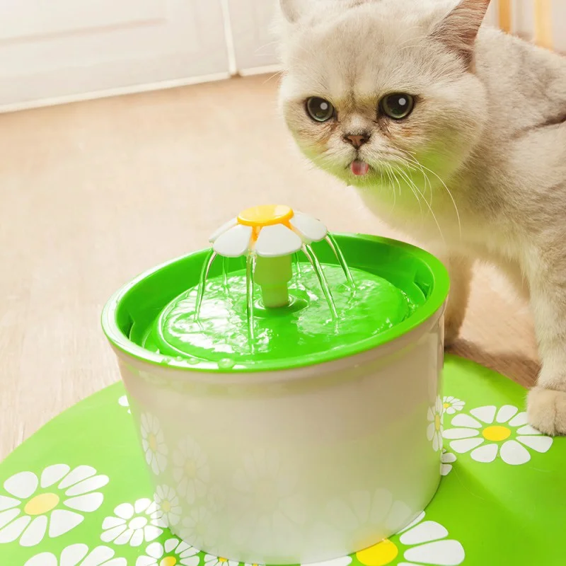 Маленькие домашние автоматические питьевой фонтаны собаки и кошки с круговым зеленым цветком питьевой фонтаны
