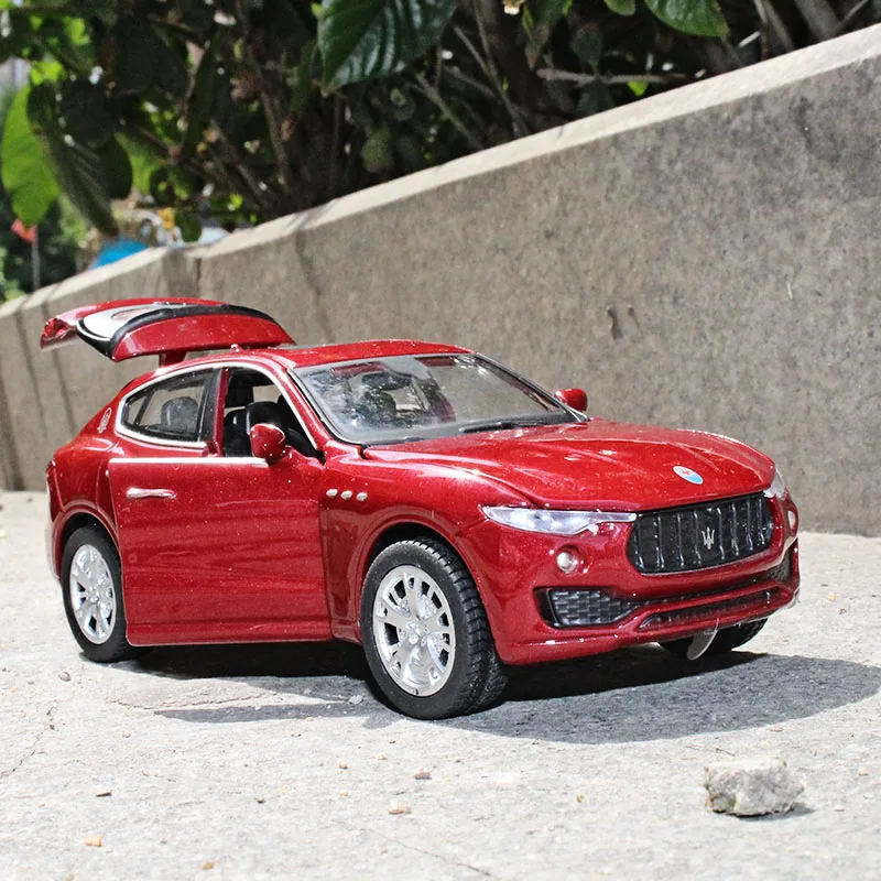 

1:32 Maserati Levante SUV Diecast Alloy car model Sound and light pull back function The door can be opened kids toys