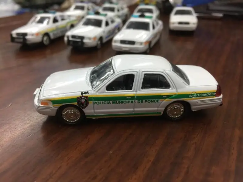 Премиум литой металлический сплав 1: 64 Crown Victoria 2002 Ford Crown Victoria модель полицейской машины игрушка