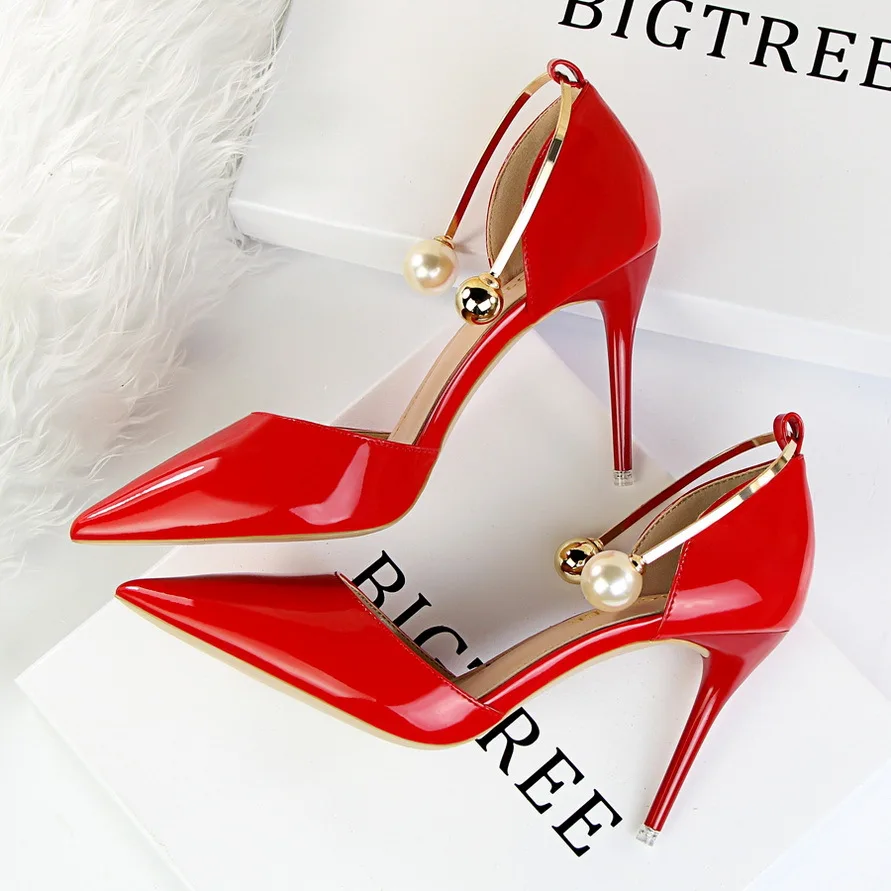 Для женщин жемчуг шпильки металлические летние элегантные туфли-лодочки Лакированная кожа узким острым носком милые босоножки обувь на высоком каблуке G923-13 - Цвет: Красный
