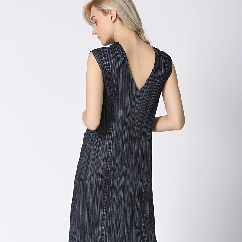 Changpleat 2019 الصيف جديد فساتين بلا أكمام Miyak مطوي الأزياء الخامس الرقبة كبير مرونة ضئيلة كبير حجم الإناث ماكسي اللباس المد
