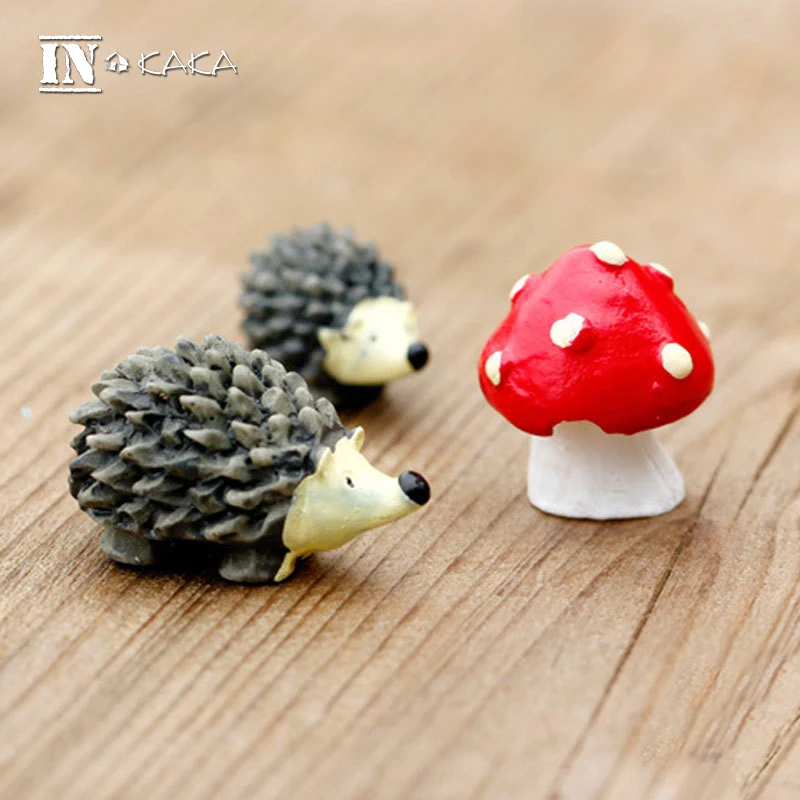 

Micro garden Decoration miniature cute mini hedgehog strawberry animals model Action Figures Toy DIY aquarium accessories props