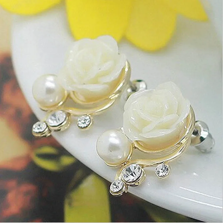 Asymmetric rose flower pearl earrings |