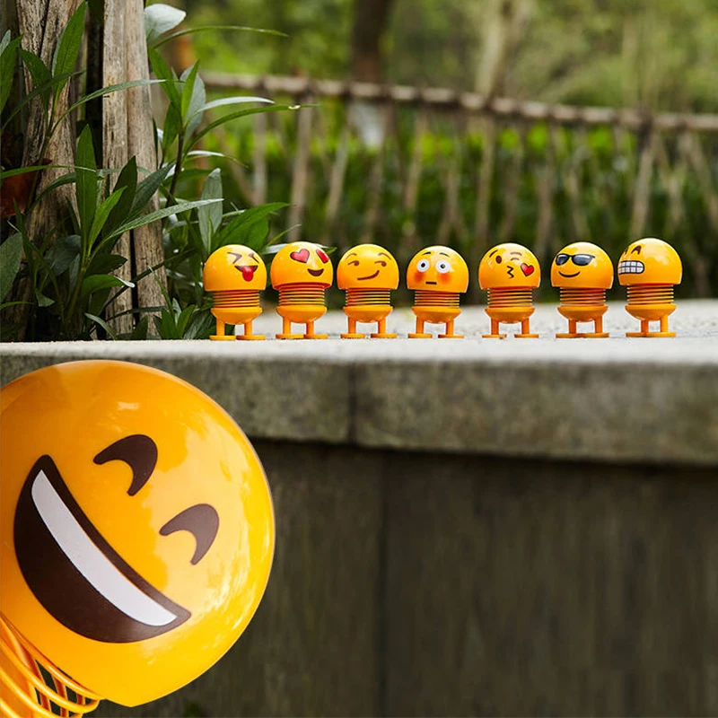

Vibrating sound with the toy car center console shaking head doll smiley smiley expression package net red creative desktop orna