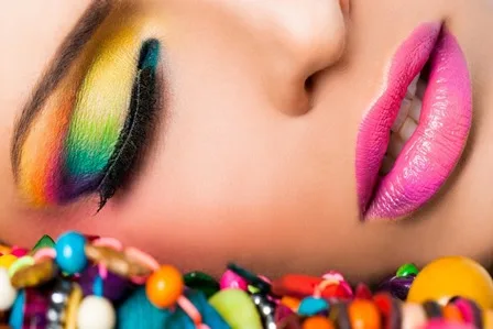 Женская модель цветной макияж для лица закрытые глаза открытый рот крупным