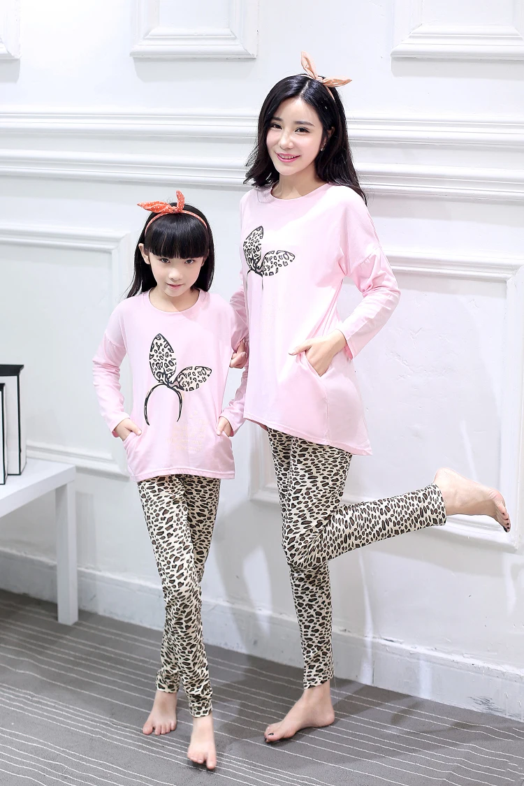 Пижамные костюмы для мамы и дочки семейная одежда для сна с изображением животных и бабочек хлопковые комплекты с длинными рукавами одежда для девочек+ штаны, одежда для сна розового цвета