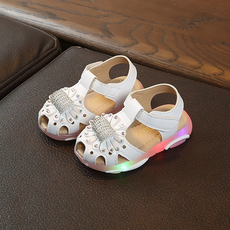 Светодиодный свет для маленьких девочек сандалии от 1 до 5 лет модная пляжная обувь светящиеся новорожденных первая прогулка спортивные туфли Нескользящие мягкие