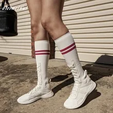 Новинка года; модные женские сапоги; сапоги до колена на шнуровке; женские мотоциклетные ботинки; повседневная обувь на плоской подошве в стиле панк; женская обувь белого и черного цвета