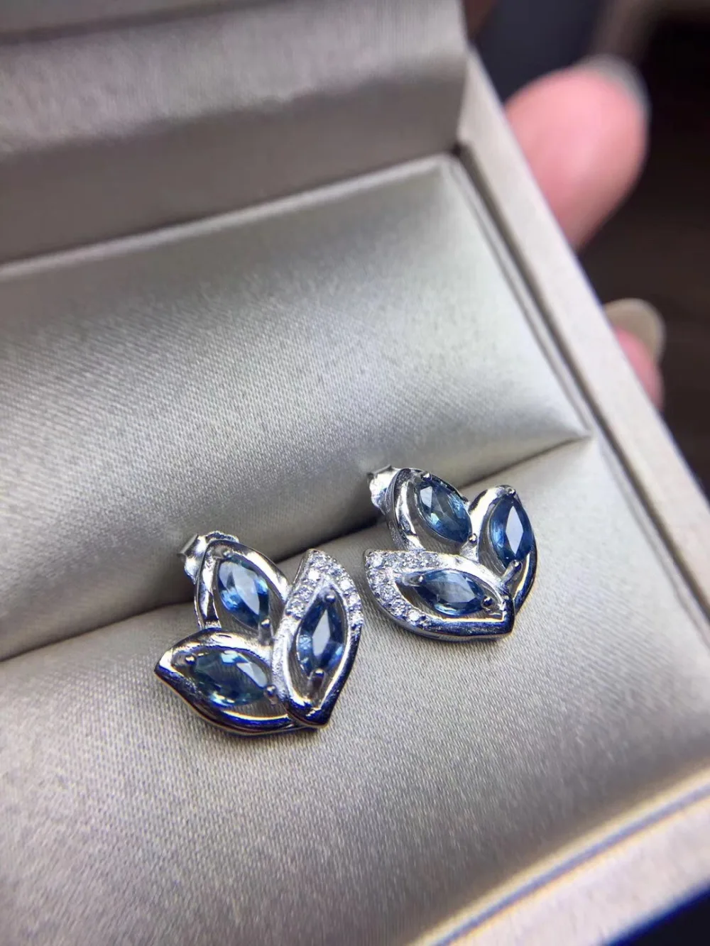 Серьги из натурального и настоящего сапфира, серьги из натурального и настоящего сапфира, серьги из серебра 925 пробы