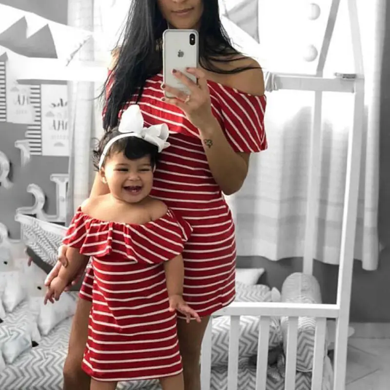 Одинаковая одежда для семьи; платье для мамы и дочки; красное Полосатое мини-платье с открытыми плечами; Повседневный Сарафан с оборками и вырезом