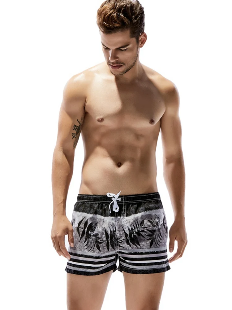 

Stylish Stripes Leaves Printed Quick Dry Beach Shorts for Men Summer Drawstring Sports Sunbath Surfing Board Shorts 2019 Fashion