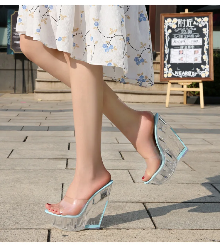 10765116018_491316973