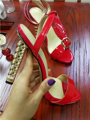 Уникальные босоножки на высоком каблуке с золотым металлическим плетением; женские летние туфли из лакированной кожи на необычном каблуке с открытым носком и одним ремешком - Цвет: Red