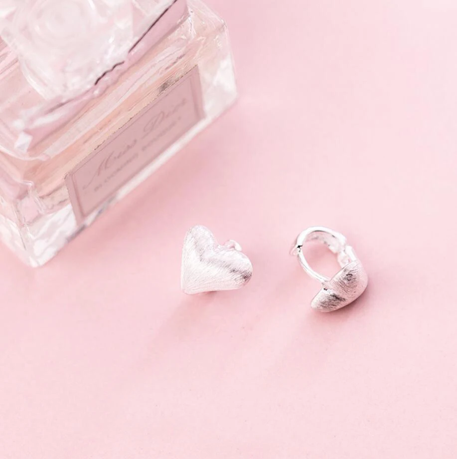 Серьги из стерлингового серебра 925 пробы с матовым сердцем Huggie Hoop, ювелирные изделия A1433