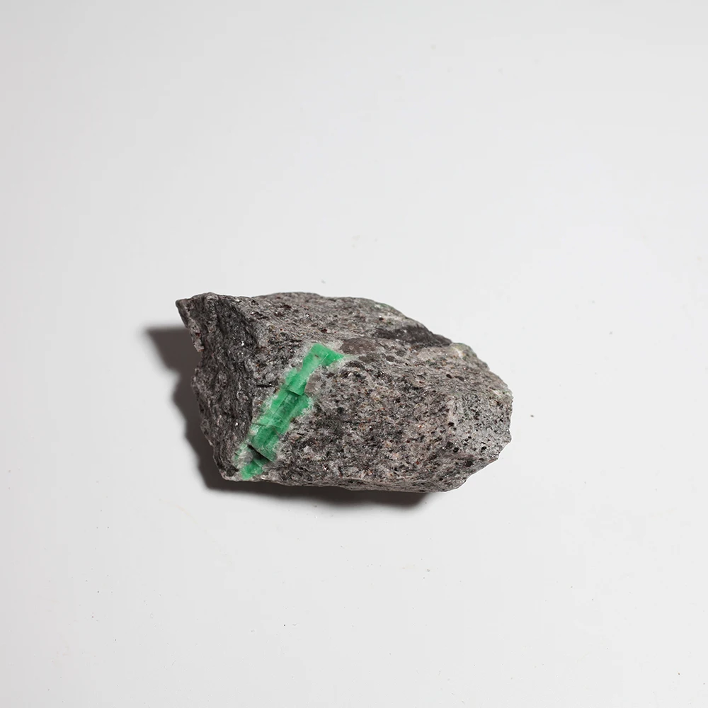 

166g cheap NATURAL Emerald quartz crystal stone ore Mineral samples collection Y4-30