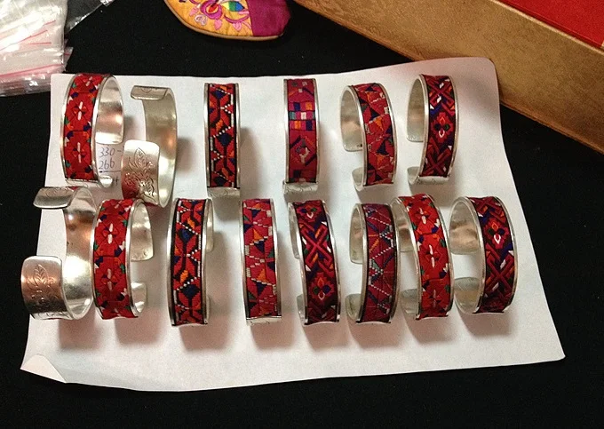 Ограниченная версия полностью ручной работы Мяо Серебряные широкие браслеты с вышивкой патч Этническая мода античное серебро произведение искусства 1 шт. цена - Цвет: C random 1pc