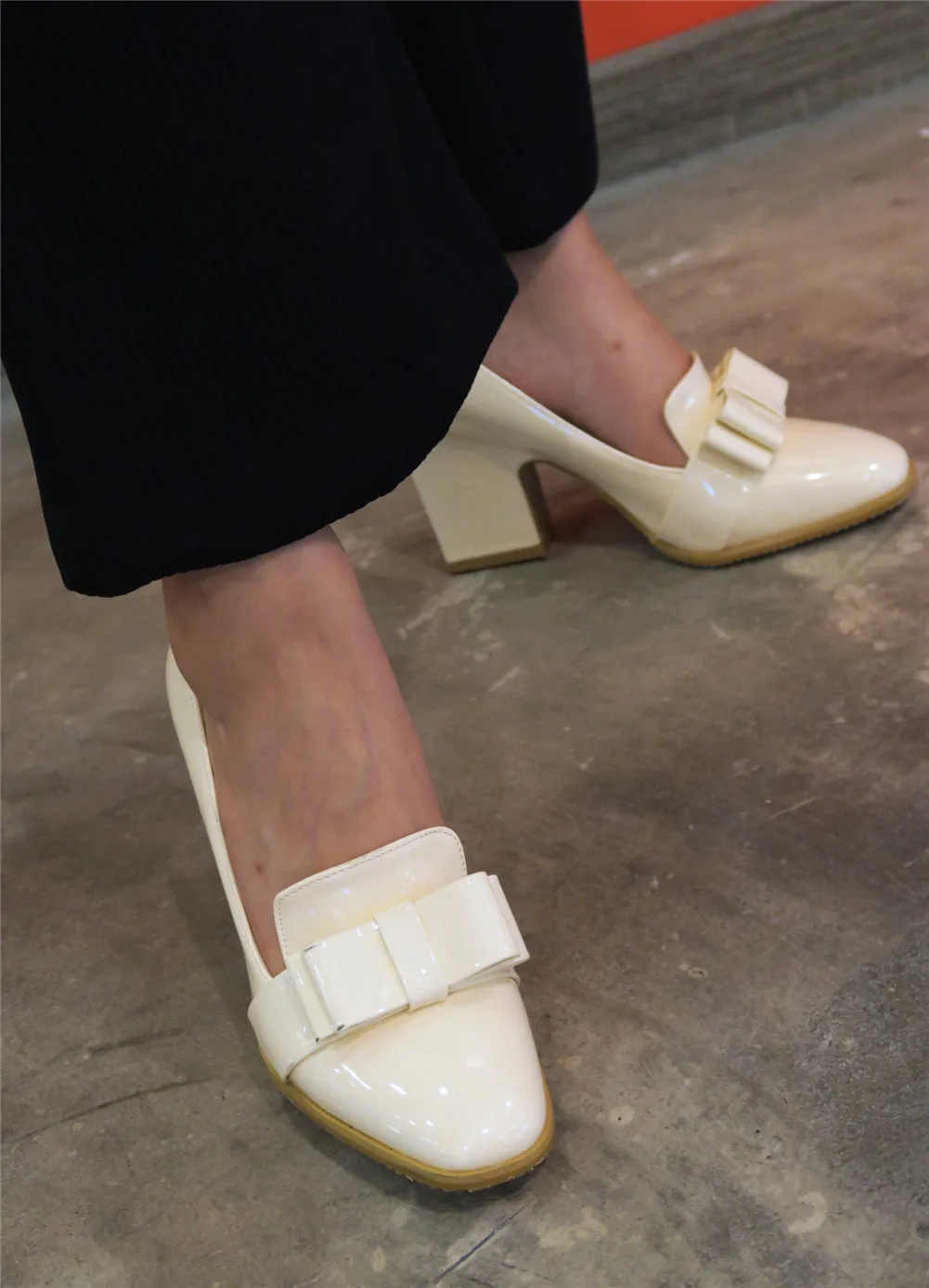 Fanyuan/фирменный дизайн; однотонные туфли из лакированной искусственной кожи на высоком квадратном каблуке с бантом; женские повседневные офисные туфли-лодочки; сезон весна-осень; большие размеры 33-43
