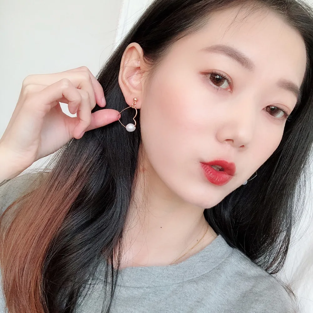 

2018 New Heart-shaped pendant Minimalist temperament pearl delicate little love form the wind fashion earrings ear drop shipping