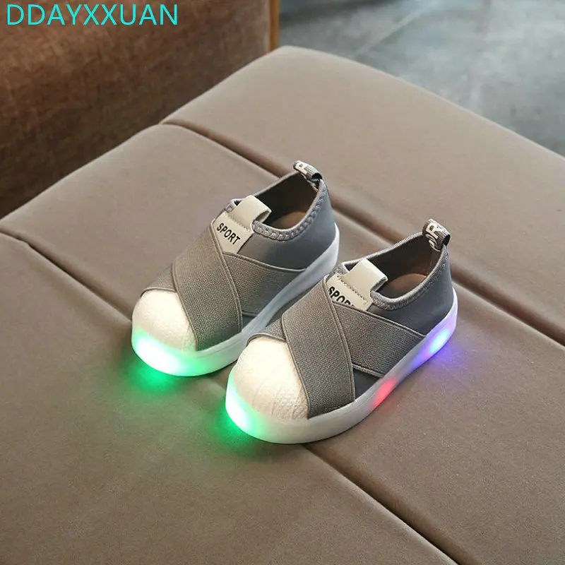 الاطفال LED أحذية 2018 جديد طفل العلامة التجارية الرياضة الأطفال مضيئة رياضية بنين Led وامض الفتيات حذاء كاجوال مع أضواء الاتحاد الأوروبي 21 ~ 30