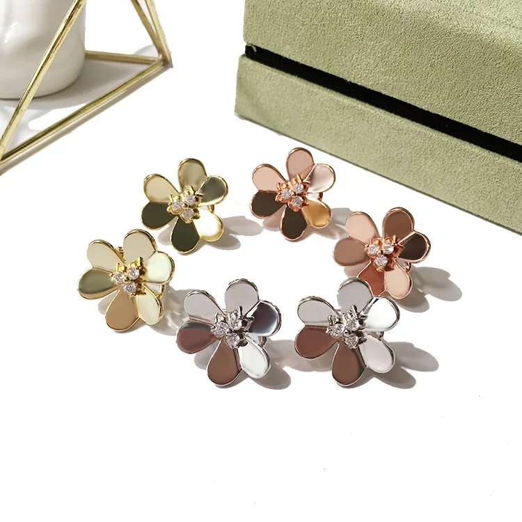 

2018 new fashion Brand Fine earrings glossy trifoliate flower flower heart racket earrings for women logo back 1.6cm
