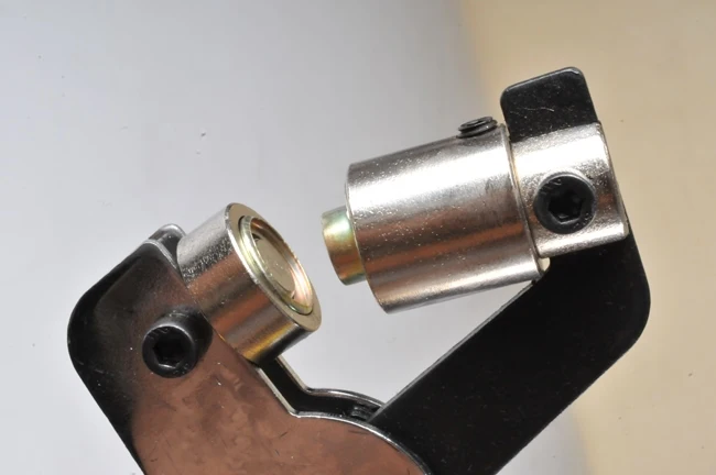 Manual Eyelet Puncher features