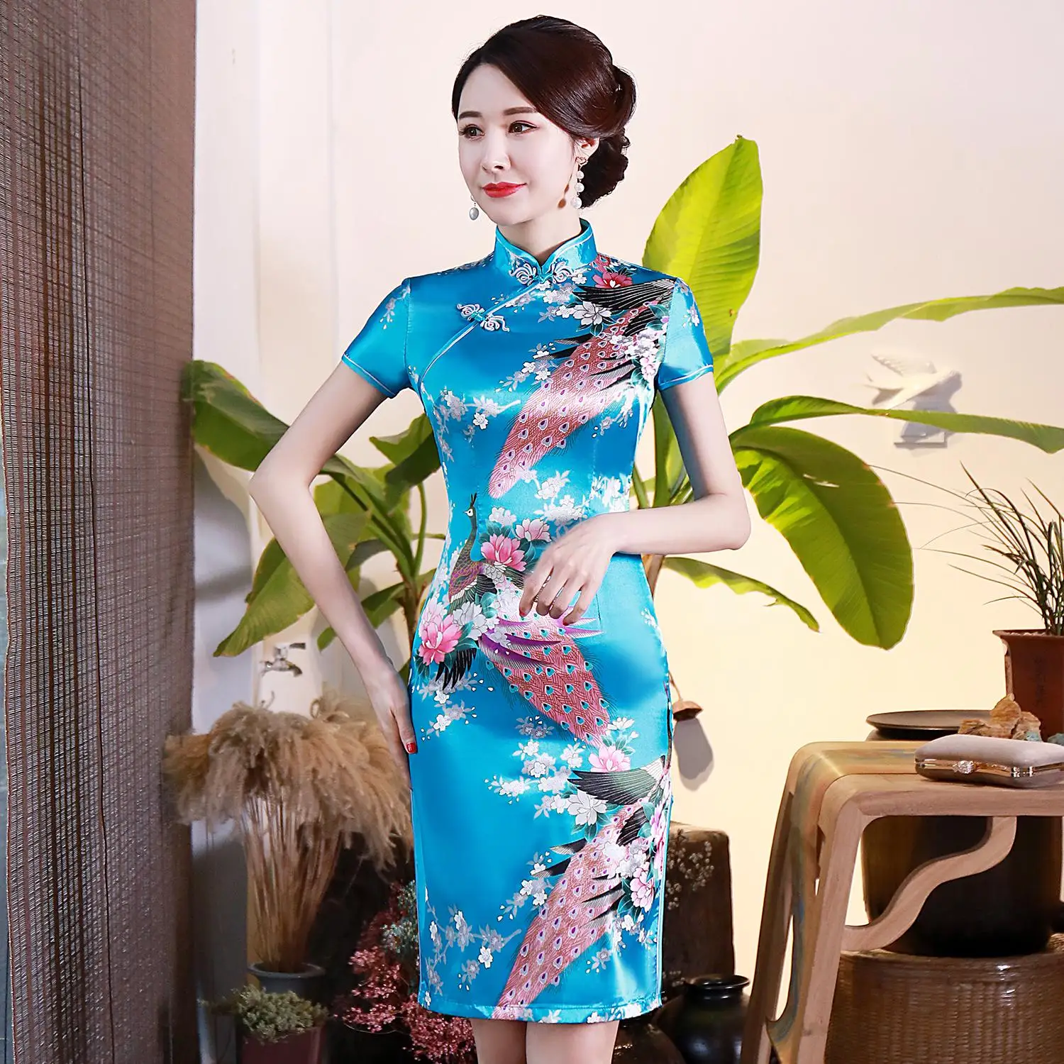 Элегантный цветочный принт женское короткое тонкое сексуальное китайское традиционное платье Чонсам с высоким разрезом плюс размер вискоза Qipao Vestidos S-6XL - Цвет: Light Blue Peacock