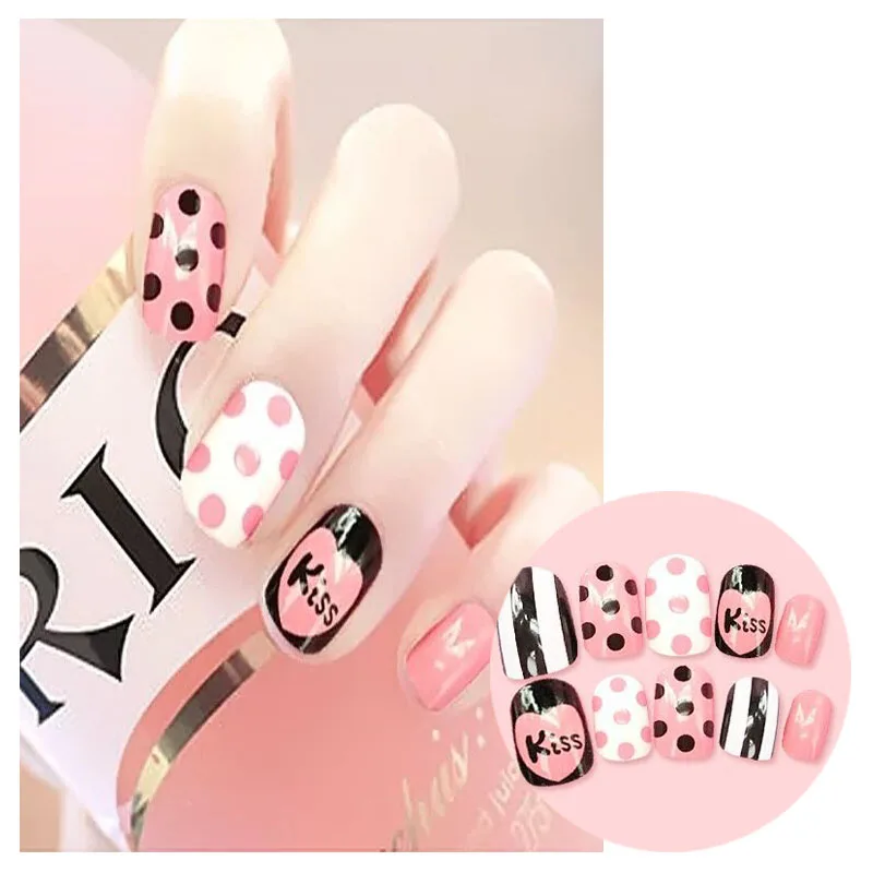 

24 Pcs/Set Fake Nails Feet Short Press On Nails With 2g Glue Fashion Black And White Pattern Designs Wear Nail Art Set