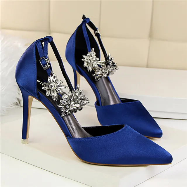 Eleganckie buty na wysokim obcasie z ozdobnymi kamieniami kobiety pompy jedwabiu Pointed Toe buty ślubne kobiety klamra pasek kryształ szpilki kobiety SWB0025 tanie tanio Boussac Cienkie obcasy Super Wysokiej (8cm-up) Podstawowe Szpiczasty nosek Na co dzień Pasuje prawda na wymiar weź swój normalny rozmiar Eleganckie buty na wysokim obcasie z ozdobnymi kamieniami kobiety pompy jedwabiu Pointed Toe buty ślubne kobiety klamra pasek kryształ szpilki kobiety SWB0025 tanie tanio Boussac Cienkie obcasy Super Wysokiej (8cm-up) Podstawowe Szpiczasty nosek Na co dzień Pasuje prawda na wymiar weź swój normalny rozmiar
