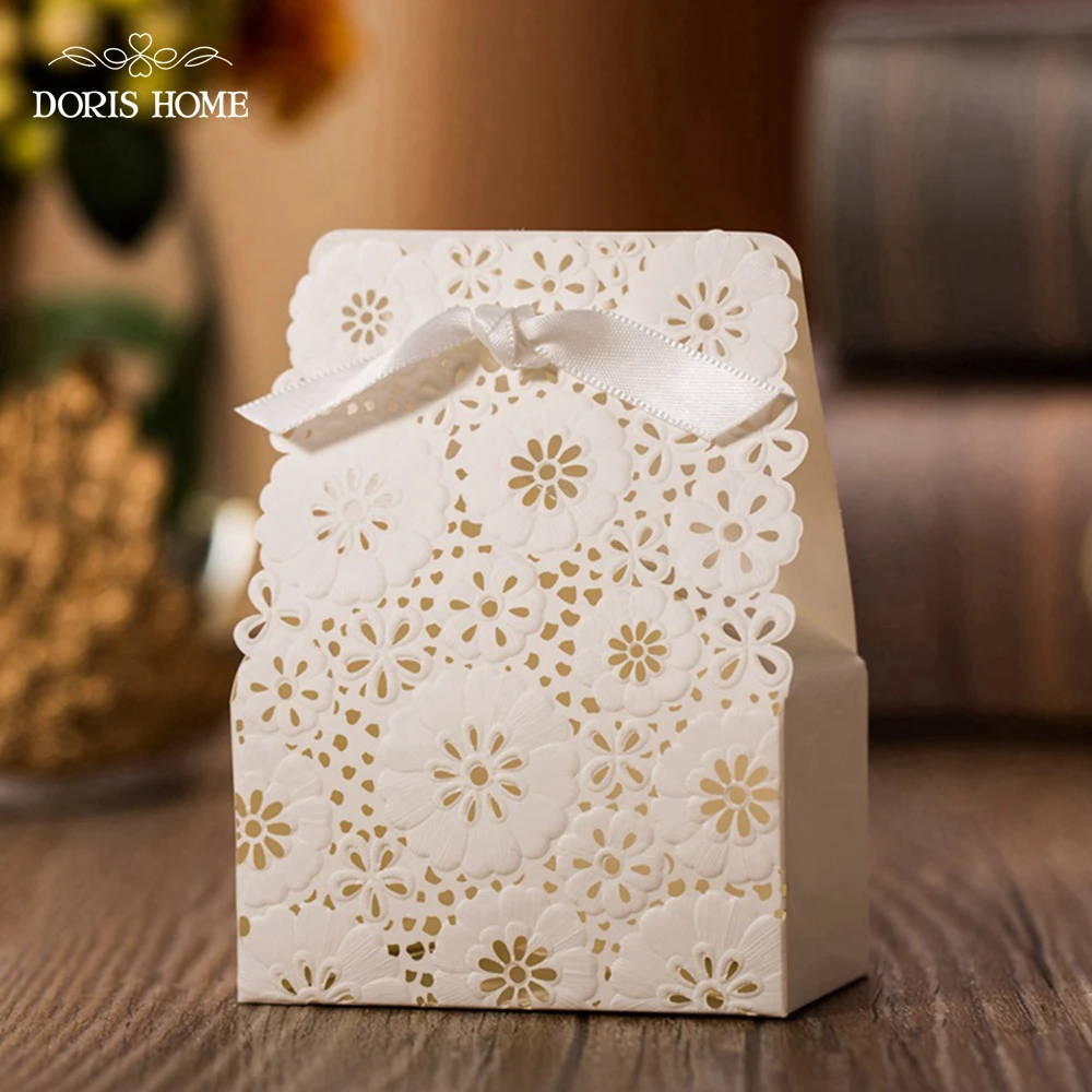 

100 pcs Free Shipping White / Red Flower Laser Cut Wedding Favor Boxes Wedding Candy Box Casamento Wedding Favors And Gifts