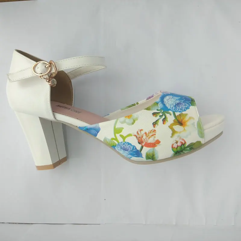 جديد المرأة صنادل الصيف أحذية النساء أحذية كعب سميك عالية الكعب الصنادل الجلدية الناعمة منصة اللمحة تو أحذية امرأة