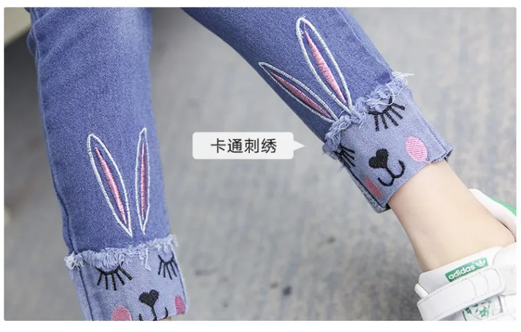 Джинсы для девочек; коллекция года; модные утепленные брюки с рисунком кролика; детские брюки с эластичной резинкой на талии; детская одежда