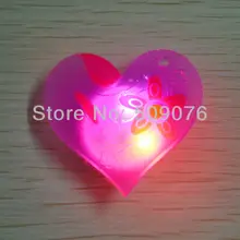 90 шт./партия, 3 шт., легкий мягкий резиновый светодиодный сверкающий значок, светодиодная нагрудная заколка с сердечком для розовых свадебных украшений