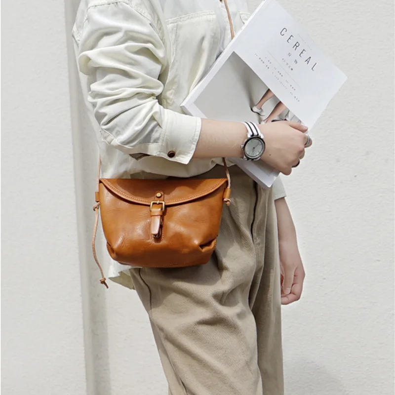 AETOO Leather Art Mini Retro Crossbody bag, female do old small satchel, handmade cowhide simple shoulder small dumpling bag