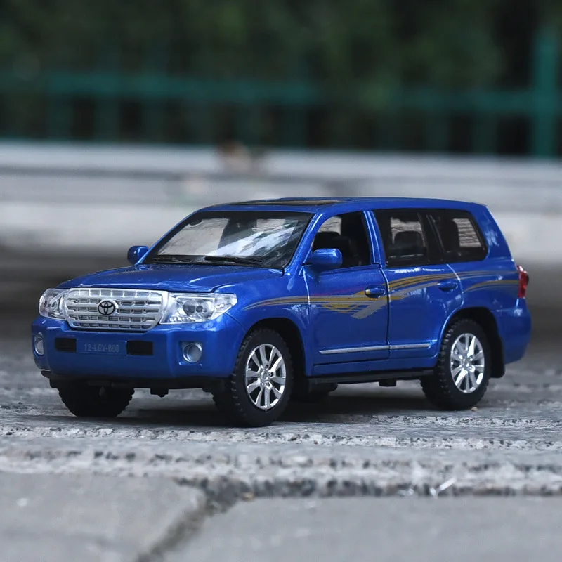 Модель автомобиля LAND CRUISER 1:32 литая модель из сплава с подсветкой и звуком