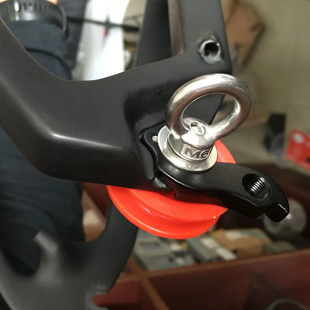 Chain-Keeper-Cleaner-Holder-Tool-Red-Nylon-roller-Round-Lever-Dropout-Derailleur