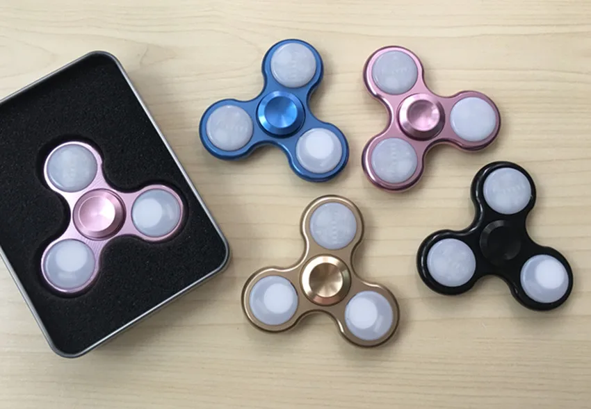 Новые высококачественные светодиодные светящиеся Непоседа Spinner игрушки Ручной