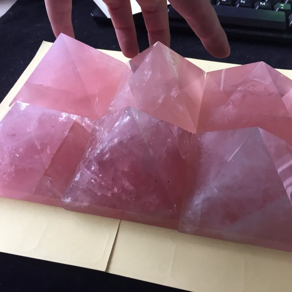 Dohaibogoo (70*70*50 мм) натуральный розовый пирамида из кварца полированный Исцеление